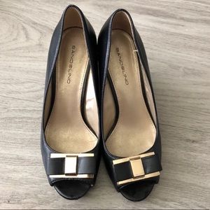 Bandolino peep toe wedge size 6